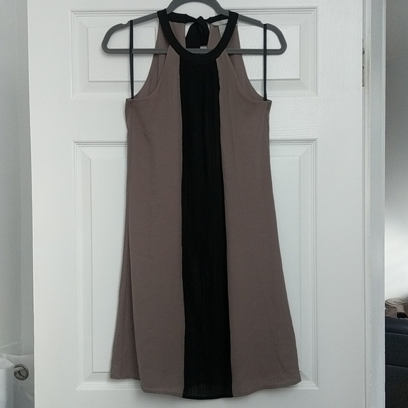 HM dress. Black pleated detail in front. - Picture 1 of 3